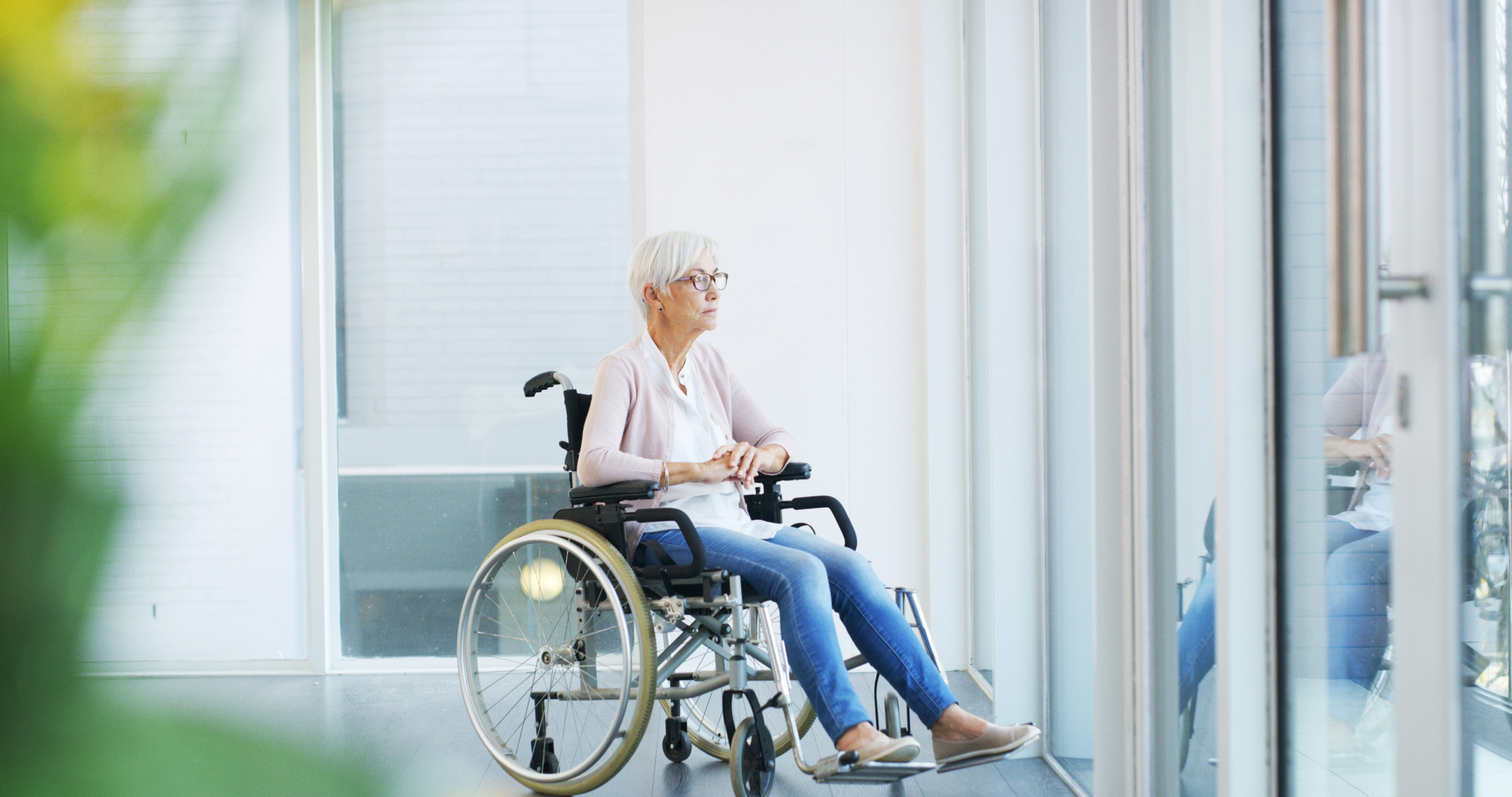 A care professional supporting an elderly woman using the dementia training standards framework to promote dignity and emotional wellbeing at home