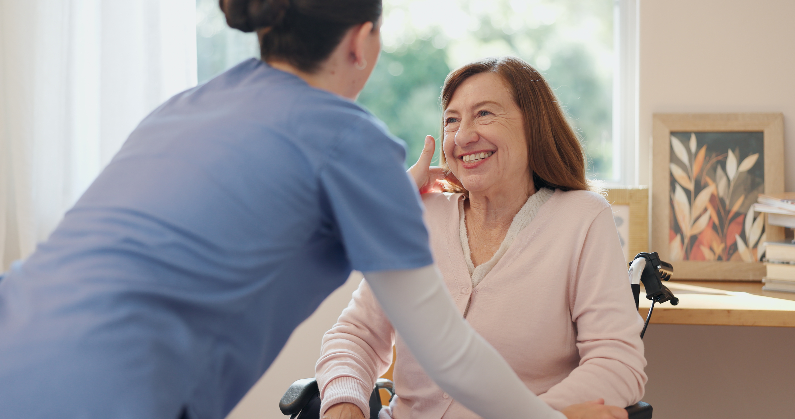 dementia-training-for-carers-support Dementia training for carers in action as a specialist supports an elderly person at home