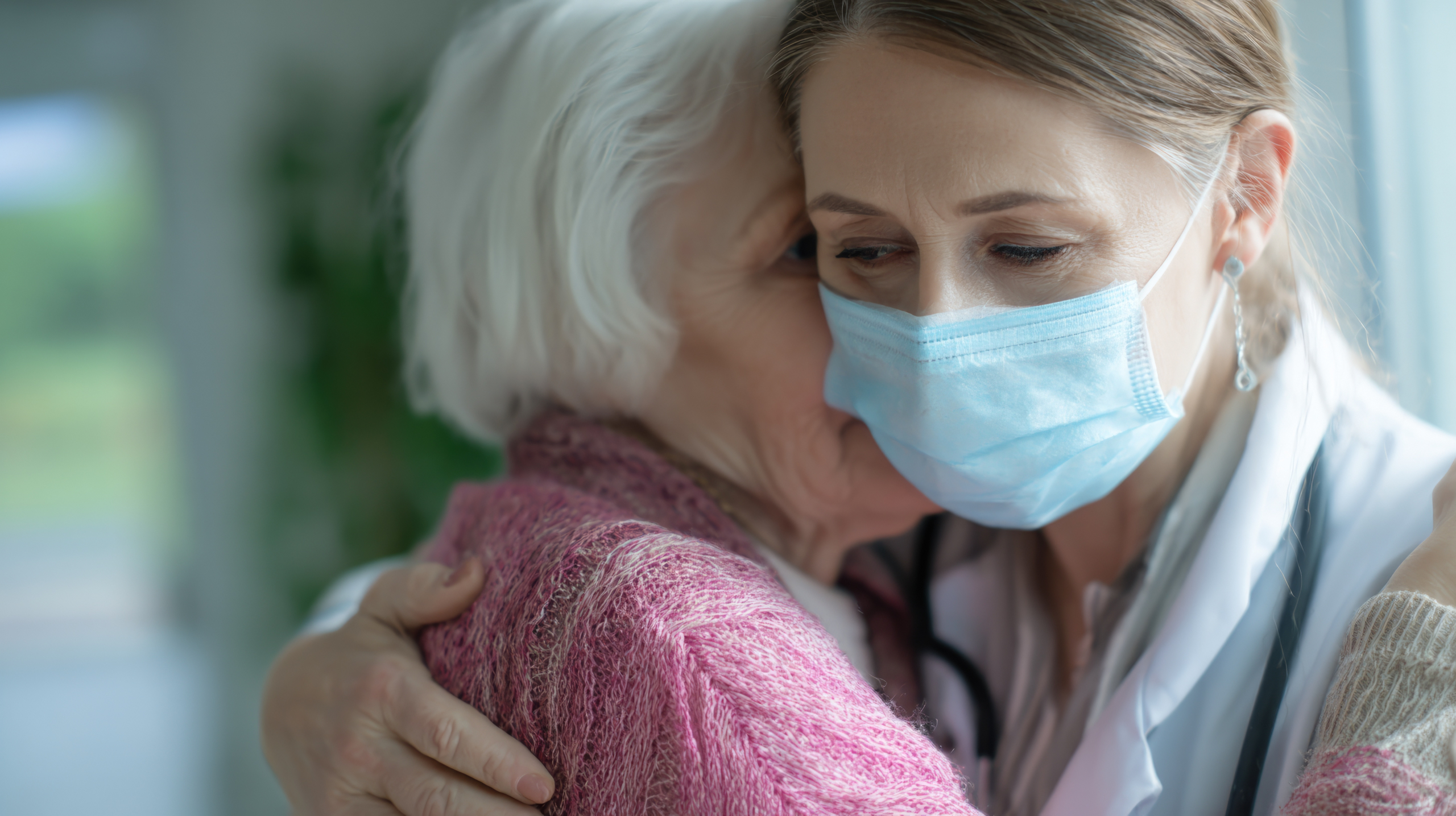 A specialist home carer providing support to an elderly individual, demonstrating the clinical standard of dementia training for nurses in a home care setting.