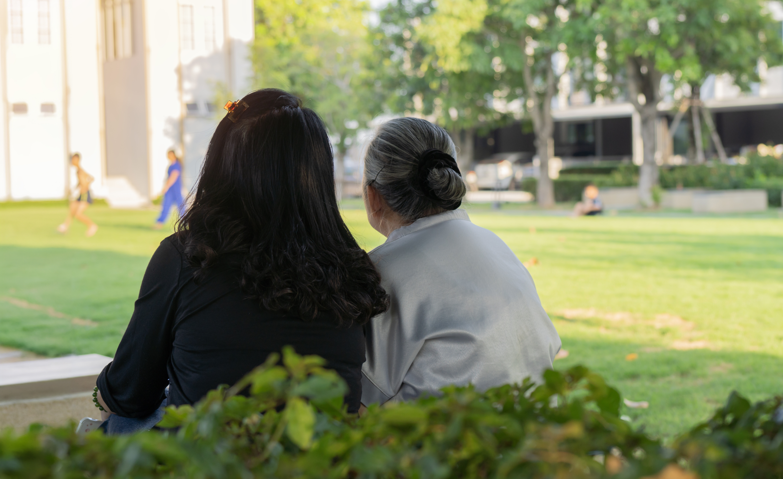 Family carer researching 8 hour dementia training free options to support a loved one living with dementia at home