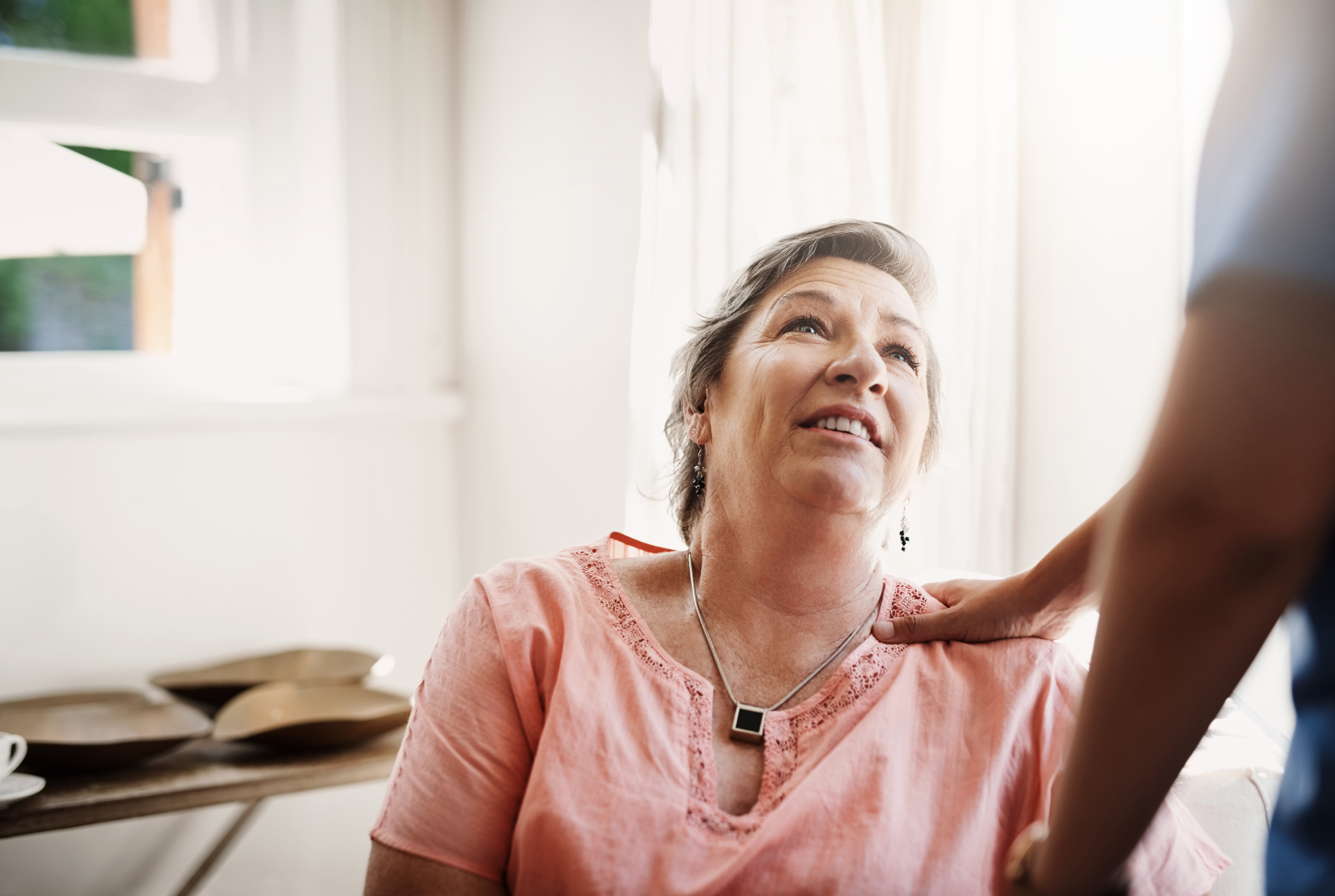 understanding-dementia-for-carers-guide A family carer sitting with an elderly loved one at home, supporting understanding dementia for carers