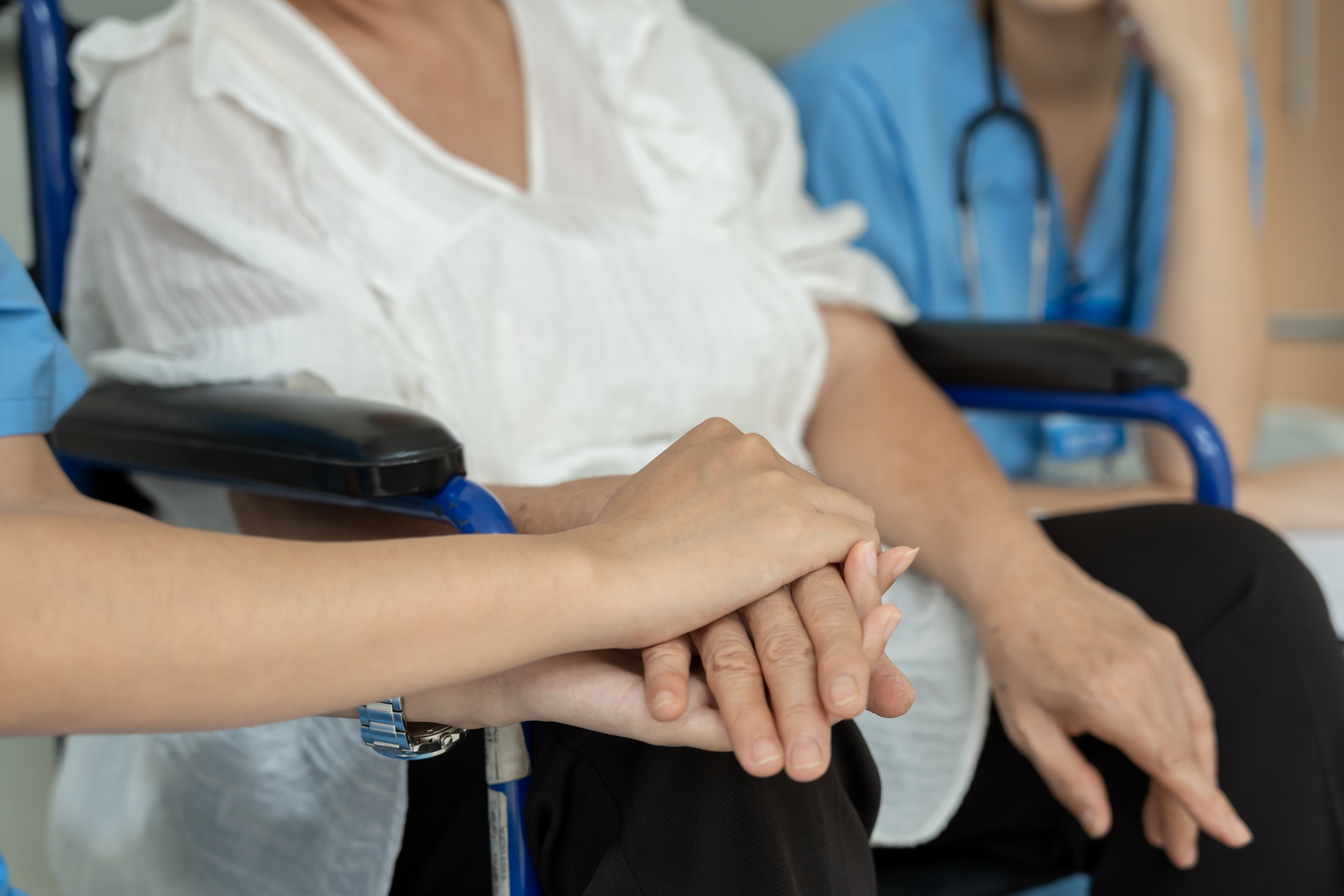 a care woman providing specialist dementia techniques a care woman providing specialist dementia techniques